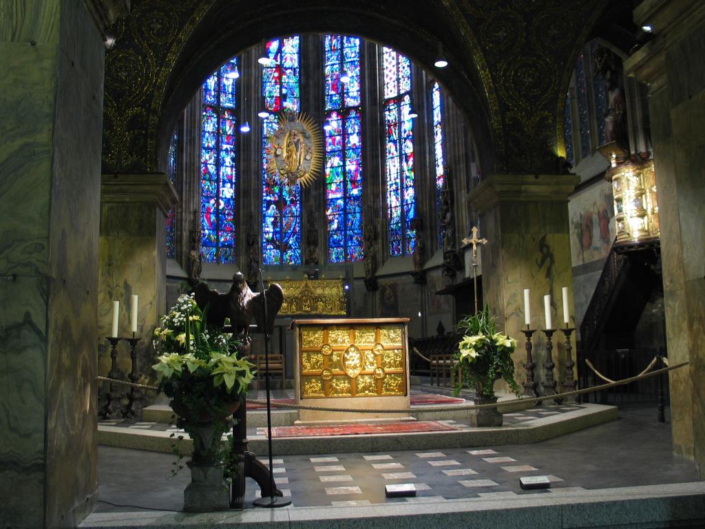 The nave and altars of the Aachen cathedral.