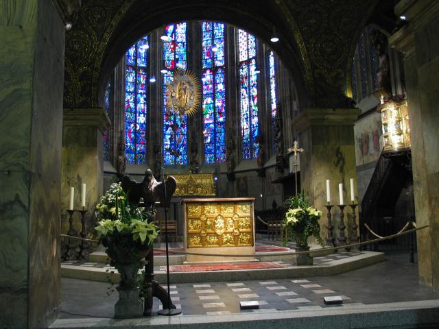 The nave and altars of the Aachen cathedral.