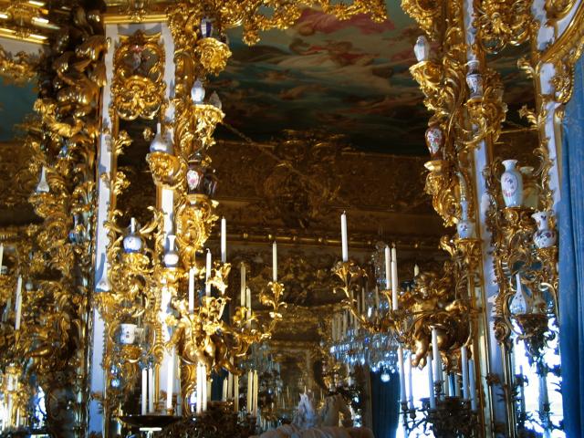 The "infinite room" illusion in the Hall of Mirrors at Schlo
Linderhof.  King Ludwig II admired the palace at Versailles, so he had
this room built, inspired by the Versailles mirrors.  (Color-adjusted:
ggamma = 0.8, bgamma = 0.6.)