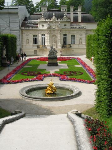 A side garden at Schlo Linderhof.  This was the only side of the
palace that wasn't covered by scaffolding when we visited.