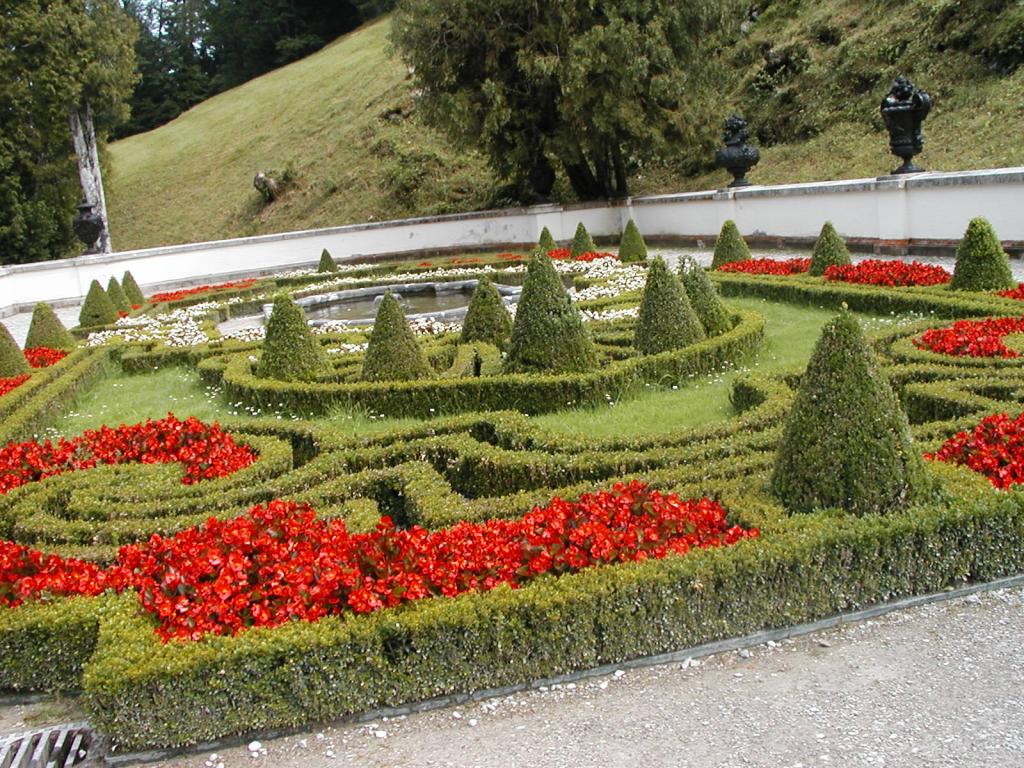 One of the gardens at Schlo Linderhof.  This one is on the
terraced hill that overlooks the main fountain.  Photo by Xandie.