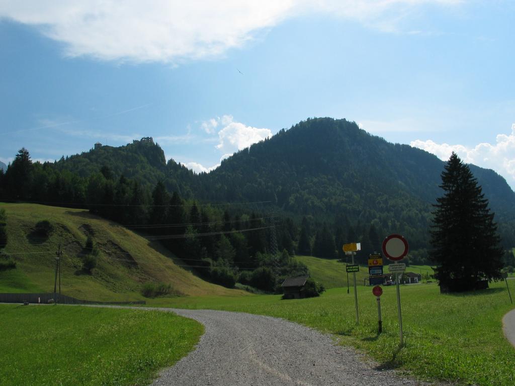 The Ehrenberg (left) and Schlokopf (right) ruins, seen from the
path between Reutte-in-Tirol and the ruins.