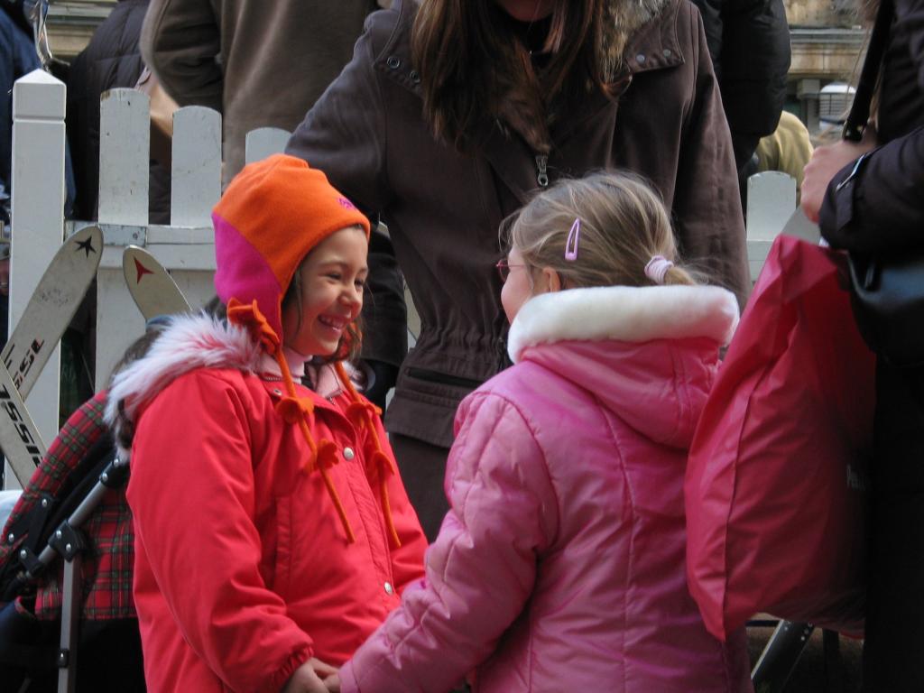 Two little Essen girls encounter each other unexpectedly in the town square.