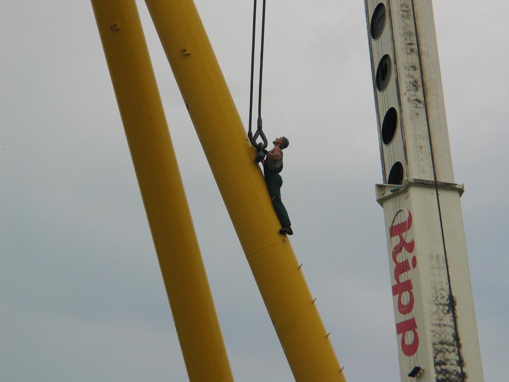 Connecting the crane to the support beam.  Note the purpose-built
connection point (only on this beam; the other is connected nearer the
hinge) and the built-in steps that allow the worker to get to that
point.