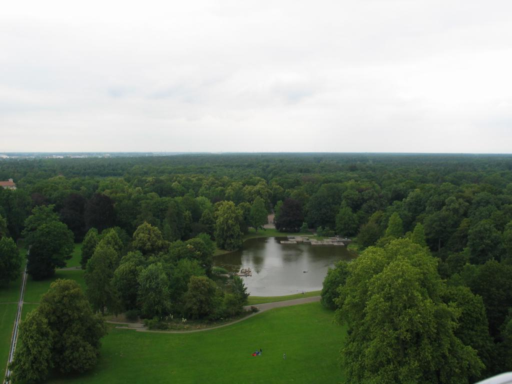 The Karlsruhe palace duck pond, viewed from the top of the giant
Ferris wheel.  Again, this picture doesn't give a good idea of the
extent of the grounds.