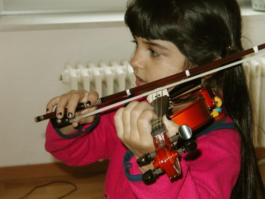 Xandie practicing her violin.  Note the excellent position!  (And the
black fingernails.)